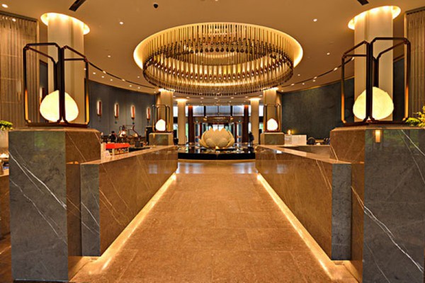 “重庆小面，养生按摩双重享受！”